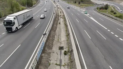 Carretera M-40 a la altura del barrio de Vallecas, en Madrid durante este lunes 13 de abril