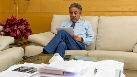 El presidente de Cantabria, Miguel &Aacute;ngel Revilla, en su despacho de la sede del Gobierno de Cantabria