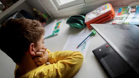 Un ni&ntilde;o estudia y hace los deberes en casa en Madrid este mi&eacute;rcoles.