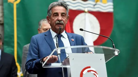 El presidente de Cantabria, Miguel &Aacute;ngel Revilla, en su toma de posesi&oacute;n en el parlamento c&aacute;ntabro.