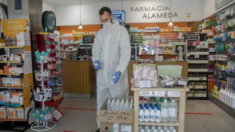 Un farmac&eacute;utico atiende una farmacia