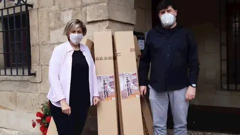 La alcaldesa de Camargo, Esther Bolado, y el primer teniente de alcalde, H&eacute;ctor Lav&iacute;n, reciben las puertas