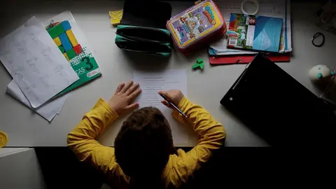 Un ni&ntilde;o estudia y hace los deberes en casa tras la suspensi&oacute;n de las clases presenciales por el coronavirus.