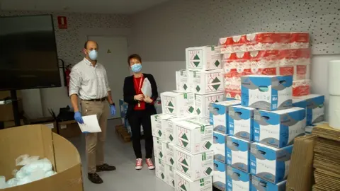 Entrega del material sanitario adquirido por la Plataforma del Sector Primario de Cantabria a ICASS