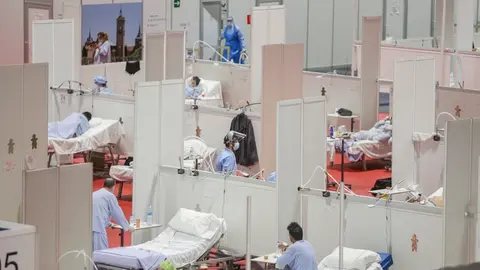 Sanitarios y enfermos distribuidos en el interior del Hospital de Campa&ntilde;a de IFEMA habilitado para pacientes con Covid-19, en el d&iacute;a 33 del estado de alarma. En Madrid, (Espa&ntilde;a), a 16 de abril de 2020.