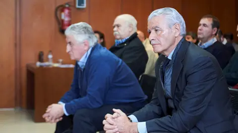 (I-D) Los agentes Juan Vergar e I&ntilde;aqui Urquijo y el ex presidente del Racing de Santander, Francisco Pernia, en el juicio. Archivo