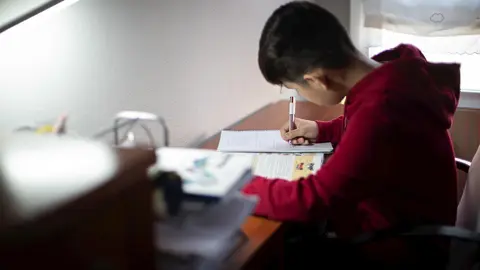 Un ni&ntilde;o realiza sus deberes en su habitaci&oacute;n durante el confinamiento por el estado de alarma, en Vitoria / Pa&iacute;s Vasco (Espa&ntilde;a), a 16 de abril de 2020.