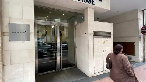 Una mujer pasa junto a la entrada de la sede de Credit Suisse en Madrid (Espa&ntilde;a), a 29 de enero de 2020.