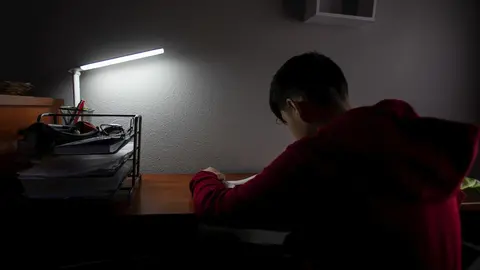 Un ni&ntilde;o realiza sus deberes en su habitaci&oacute;n durante el confinamiento por el estado de alarma, en Vitoria / Pa&iacute;s Vasco (Espa&ntilde;a), a 16 de abril de 2020.