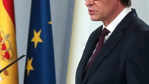 El ministro de Sanidad, Salvador Illa, durante la rueda de prensa posterior al Consejo de Ministros celebrado en Moncloa pasado un mes desde el inicio del estado de alarma decretado por el coronavirus, en Madrid (Espa&ntilde;a), a 14 de abril de 2020.