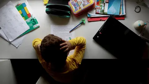 Un ni&ntilde;o estudia y hace los deberes en casa en Madrid por la suspensi&oacute;n de las clases por el coronavirus.