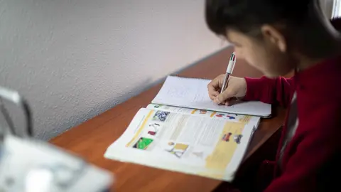 Un ni&ntilde;o realiza sus deberes en su habitaci&oacute;n durante el confinamiento. Archivo