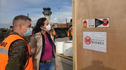 La ministra de Industria, Reyes Maroto, recibe a pie de pista al avi&oacute;n del  Ej&eacute;rcito del Aire que ha tra&iacute;do a Espa&ntilde;a las cuatro m&aacute;quinas de producci&oacute;n de mascarillas que ha fabricado Corporaci&oacute;n Mondrag&oacute;n en China