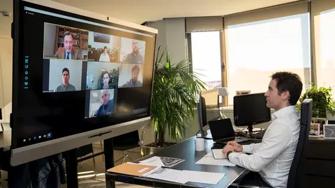 El secretario general del PP, Teodoro Garc&iacute;a Egea,  en una reuni&oacute;n por videoconferencia con el presidente de la Comunidad de Murcia, Fernando L&oacute;pez Miras, y fabricantes del sector del mueble que han reconvertido sus negocios para elaborar mascarillas