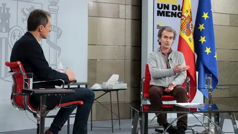 (I-D) El ministro de Ciencia e Innovaci&oacute;n, Pedro Duque, escucha la intervenci&oacute;n del director del Centro de Coordinaci&oacute;n de Alertas y Emergencias Sanitarias, Fernando Sim&oacute;n, en el encuentro #LaInfanciaPregunta, en Madrid (Espa&ntilde;a) a 18 de abril de 2020.