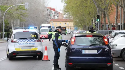 Un polic&iacute;a municipal le piden la documentaci&oacute;n a un conductor en Madrid en un dispositivo por el estado de alarma