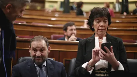 La ministra de Educaci&oacute;n y Formaci&oacute;n Profesional, Isabel Cela&aacute;, junto al ministro de Transportes, Jos&eacute; Luis &Aacute;balos, el pasado mes de febrero en el Congreso.
