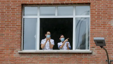 Dos sanitarios aplauden en la Fundaci&oacute;n Jim&eacute;nez D&iacute;az de Madrid el 7 de abril de 2020.