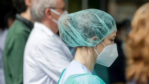 Una sanitaria del Hospital Severo Ochoa de Legan&eacute;s durante el homenaje al enfermero de quir&oacute;fano de 57 a&ntilde;os fallecido por Covid-19.