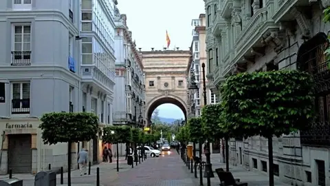 Calle de Santander, arco del Banco de Santander, Marcelino S&aacute;inz de Sautuola