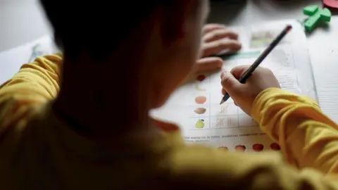 Un ni&ntilde;o estudia y hace los deberes en casa durante el confinamiento por el coronavirus.