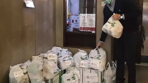 Reparto de EPIs a porteros