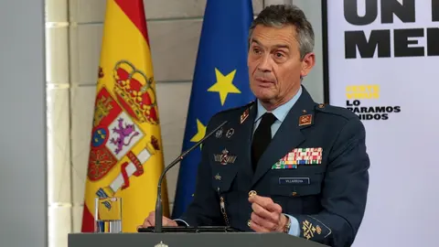 El jefe del Estado Mayor de la Defensa, Miguel Villarroya, interviene en la rueda de prensa convocada por el Comit&eacute; T&eacute;cnico del Covid-19 para informar sobre las &uacute;ltimas novedades respecto a la crisis sanitaria. En Madrid, (Espa&ntilde;a), a 18 de abril de 2020.