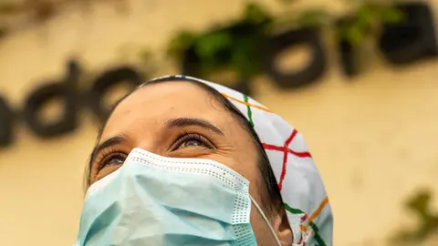 Miembro del personal sanitario del Hospital Quir&oacute;n Sagrado Coraz&oacute;n, en Sevilla