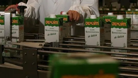 Trabajadora en una f&aacute;brica de envases de leche.