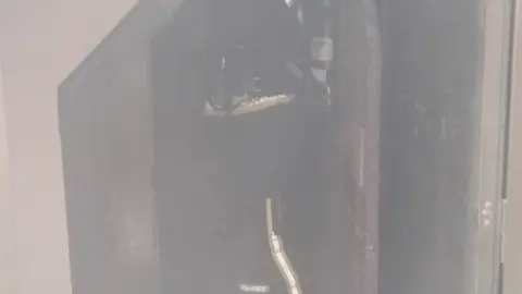 Bomberos de Santander durante la extinci&oacute;n de un incendio en una vivienda de la calle Laredo de la capital c&aacute;ntabra