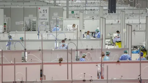 Sanitarios y enfermos distribuidos en el interior del Hospital de Campa&ntilde;a de IFEMA habilitado para pacientes con Covid-19, en el d&iacute;a 33 del estado de alarma. En Madrid, (Espa&ntilde;a), a 16 de abril de 2020.
