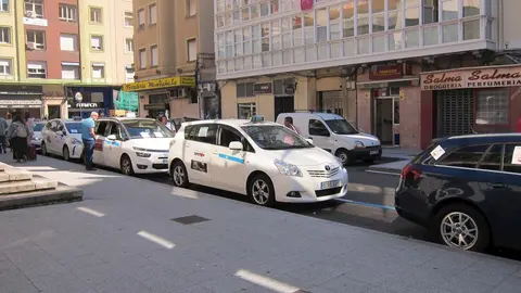 Taxis en la parada de la estaci&oacute;n de autobuses de Santander              
