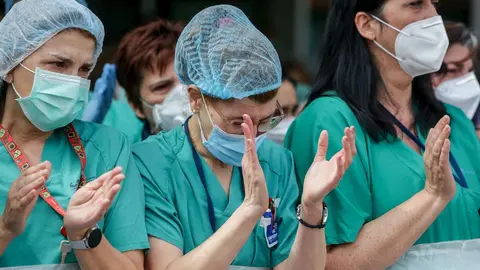Sanitarios del Hospital Severo Ochoa de Legan&eacute;s aplauden durante el homenaje al enfermero de quir&oacute;fano de 57 a&ntilde;os fallecido por Covid-19, quien en la Unidad de Cuidados Intensivos (UCI), seg&uacute;n indic&oacute; el propio hospital, luch&oacute; "incansablemente, durante d&iacute;a