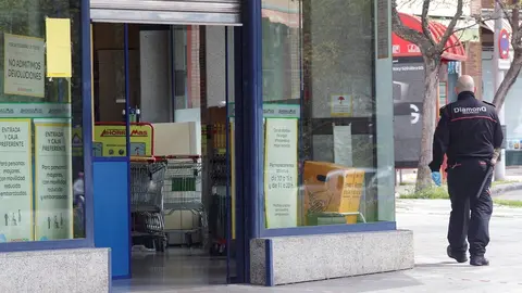 Un vigilante de seguridad controla las inmediaciones de un establecimiento del supermercado Ahorram&aacute;s durante el d&iacute;a 34 del estado de alarma, en Madrid (Espa&ntilde;a), a 17 de abril de 2020.