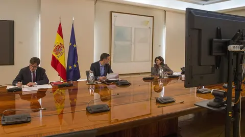 El ministro de Sanidad, Salvador Illa; el presidente del Gobierno, Pedro S&aacute;nchez;, se re&uacute;nen por videoconferencia con el Comit&eacute; Cient&iacute;fico del Covid-19.