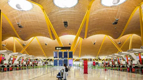 Una turista observa los paneles de la Terminal 4 del Aeropuerto Adolfo Su&aacute;rez-Madrid Barajas 