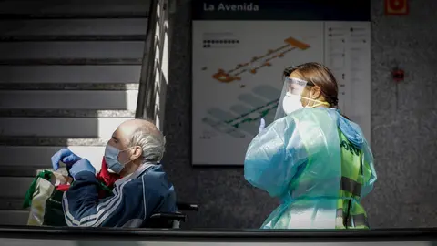 Un hombre protegido con mascarilla tras conseguir el alta en el hospital de campa&ntilde;a de IFEMA, 