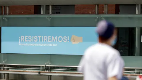 Cartel en el que se lee '&iexcl;Resistiremos!' en el exterior del hospital de campa&ntilde;a de IFEMA. En Madrid (Espa&ntilde;a) a 20 de abril de 2020.