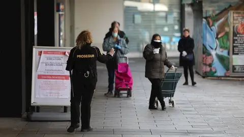 Compradores a la puerta de un supermercado. Archivo