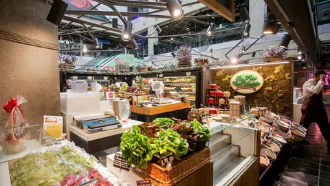 Puesto de verduras y hortalizas en el mercado de San Ant&oacute;n, que permanece abierto en plena crisis del coronavirus y anuncia que tambi&eacute;n atiende a domicilio, en Madrid (Espa&ntilde;a), a 18 de marzo de 2020.