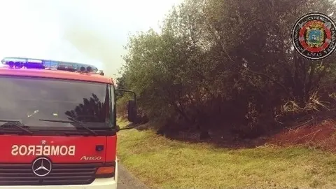 La dotaci&oacute;n de Bomberos de Santander que ha acudido a extinguir el incendio en el arc&eacute;n de la N-634, a la altura de Hoznayo