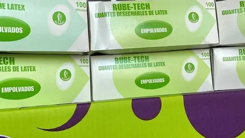 Guantes de l&aacute;tex que donar&aacute; el Grupo Teiba al centro de salud y a las residencias de Astillero-Guarnizo