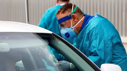 Dispositivo sanitario de la prueba test del PCR para detectar la infecci&oacute;n por coronavirus a las personas desde su coche, instalado en el recinto de aparcamiento del centro de salud de la barriada La Roca, en M&aacute;laga, (Andaluc&iacute;a, Espa&ntilde;a)