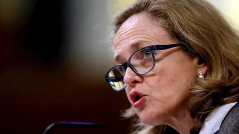 La ministra de Asuntos Econ&oacute;micos y Transformaci&oacute;n Digital, Nadia Calvi&ntilde;o, ofrece un discurso durante el pleno celebrado en el Congreso de los Diputados, a 9 de abril de 2020.