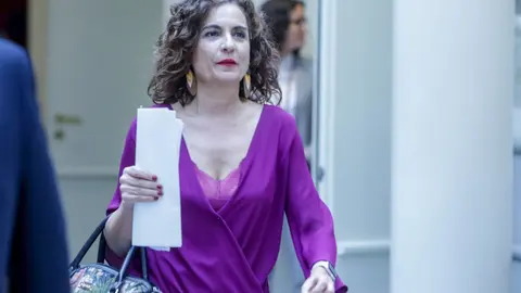 La portavoz del Gobierno y ministra de Hacienda, Mar&iacute;a Jes&uacute;s Montero, a su llegada a la sesi&oacute;n de control al Gobierno en el Senado en Madrid el 25 de febrero de 2020.