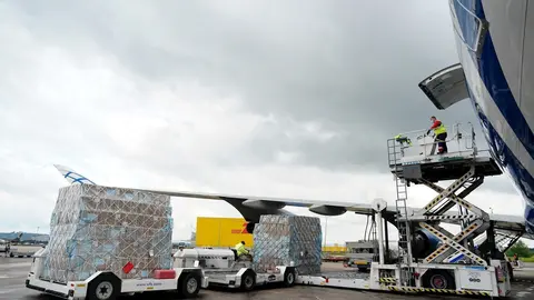 Trabajadores del aeropuerto en un avi&oacute;n en el aeropuerto Adolfo Su&aacute;rez Madrid-Barajas.