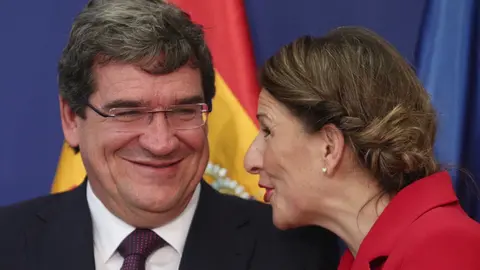 El ministro de Seguridad Social, Inclusi&oacute;n y Migraciones, Jos&eacute; Luis Escriv&aacute; y la ministra de Trabajo, Yolanda D&iacute;az