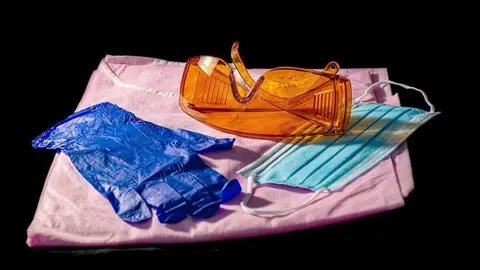 Mascarilla y guantes