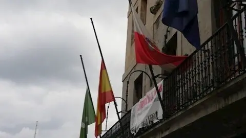 Banderas en Castro Urdiales ondeando a media asta