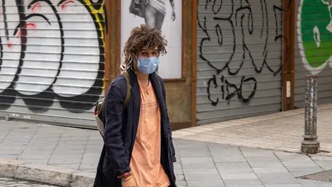 Un ciudadano pasea delante de un bar cerrado el 38 d&iacute;a del estado de alarma, en Sevilla / Andaluc&iacute;a (Espa&ntilde;a), a 21 de abril del 2020.